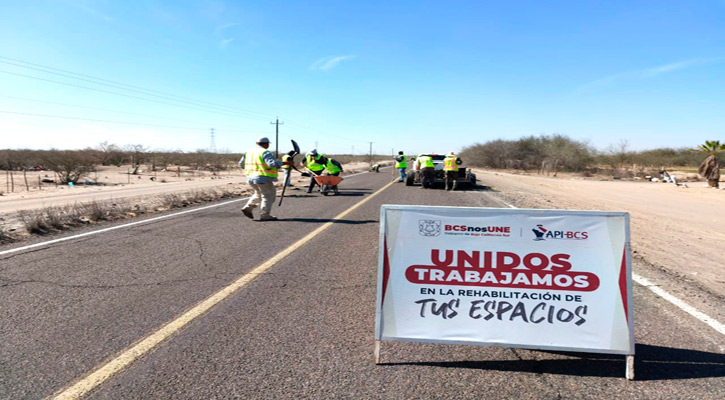 Atiende API bacheo en la carretera Constitución-San Carlos Atiende API bacheo en la carretera Constitución-San Carlos