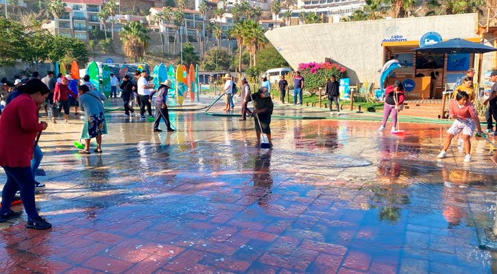Colaboran vendedores ambulantes en labores de limpieza en la marina de CSL Colaboran vendedores ambulantes en labores de limpieza en la marina de CSL