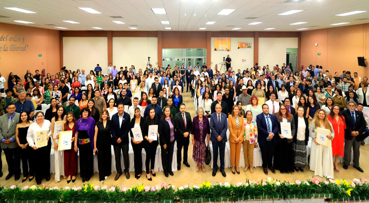Entregó la UABCS títulos y grados académicos a 187 egresados