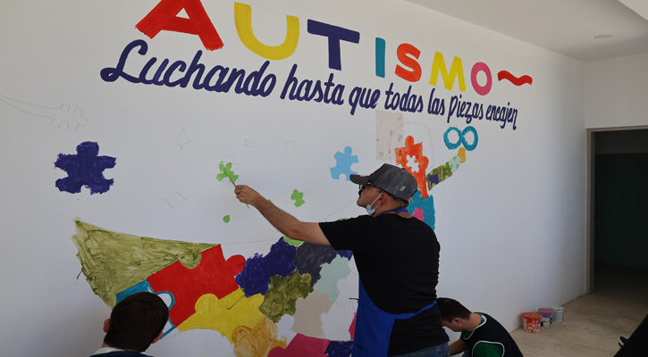 Pintan usuarios de Casa de Día para personas con discapacidad en La Paz, mural para conmemorar el Día del Autismo