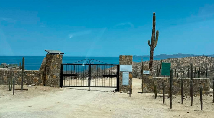 Reportan cierre de acceso a playa Punta Coyote, en La Paz