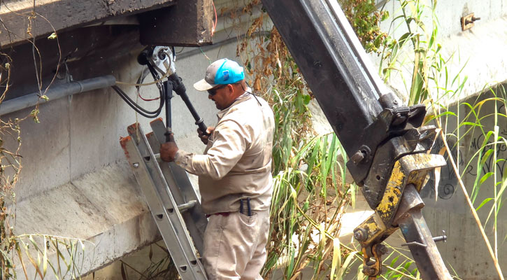 Reparan circuito de alumbrado dañado por incendio en puente de la comunidad de La Playa, en SJC