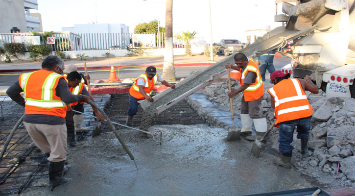 Continúa construcción de tope con cruce peatonal en bulevar Paseo de La Marina, en Cabo San Lucas