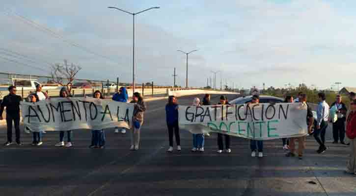 Piden aumento a Bono del Día del Maestro, y como no se los dan, bloquean puente de la 8 en La Paz