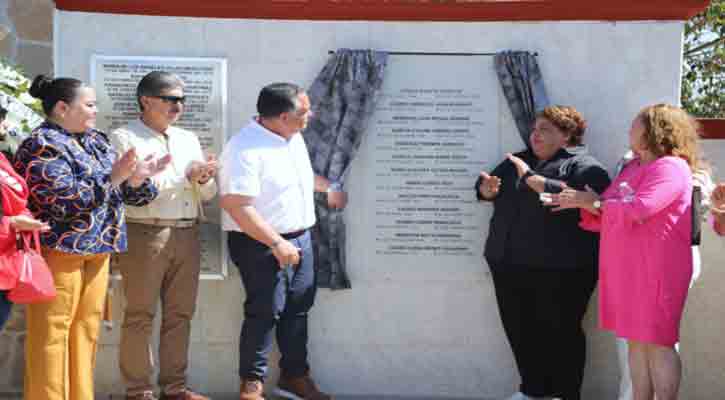 Develan placa en honor a docentes de Los Cabos fallecidos durante 2024-2025