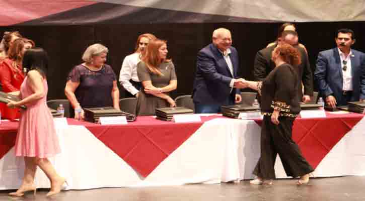 Reconoce gobernador Víctor Castro labor docente en el Día del Maestro