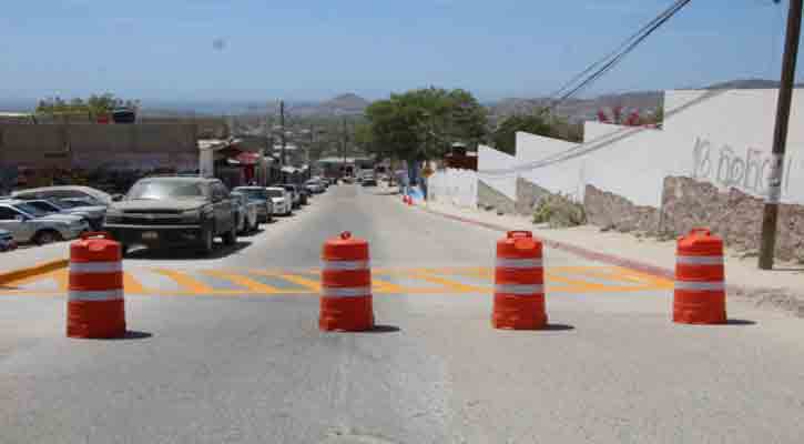 Realizan trabajos de señalización vial frente a primaria José Lucas Manríquez Aripez, en Cabo San Lucas
