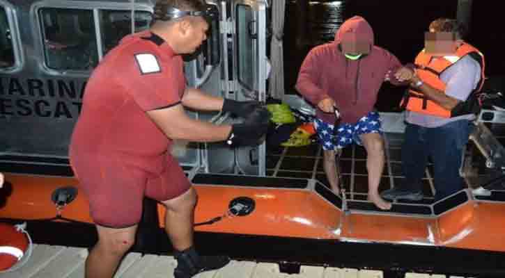 Encallaron 2 embarcaciones en La Paz; rescatan a 22 personas de un islote
