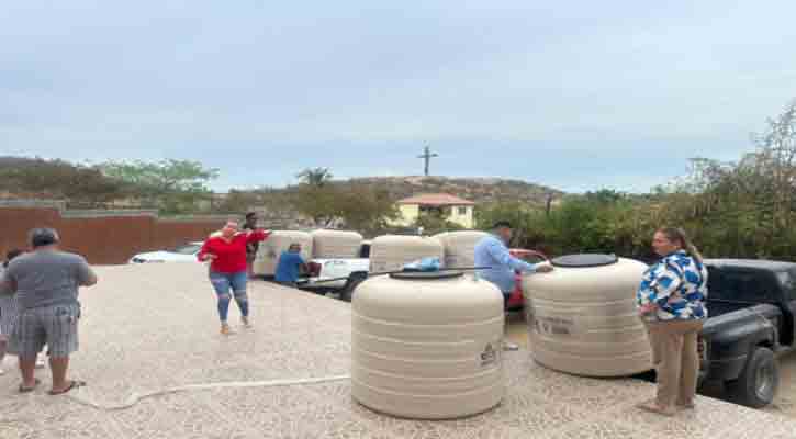 Entregó tinacos subsidiados a familias de Los Cabos la regidora Marisela Peralta