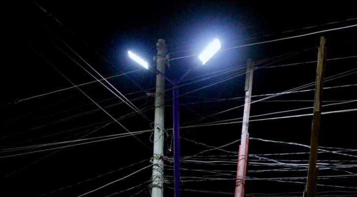 Avanza programa “Senderos Seguros” en CSL; instalan alumbrado público solar en colonia Gastélum