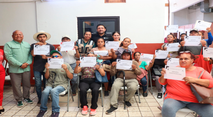 Entregan apoyos asistenciales a familias de CSL