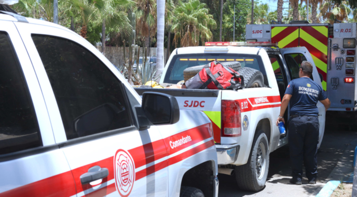 Sale brigada de bomberos de SJC en apoyo a los de Tecate por fuertes incendios forestales