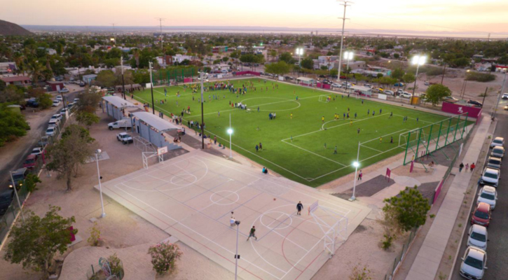Con inversión de más de 8 mdp Víctor Castro entrega la rehabilitación del campo deportivo 20 de Noviembre, en La Paz