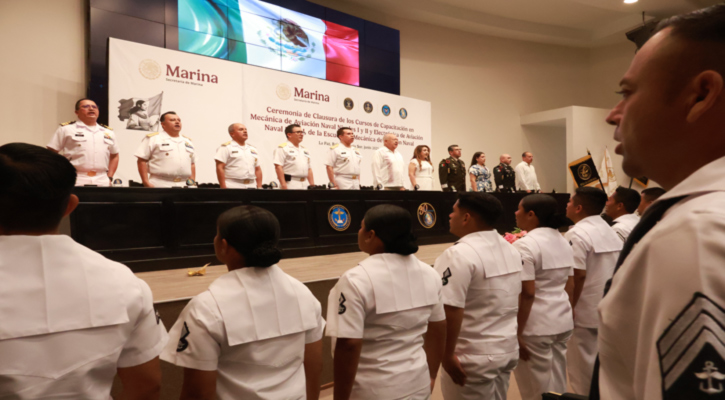 Asiste Víctor Castro a la ceremonia de graduación del Centro de Estudios Aeronavales