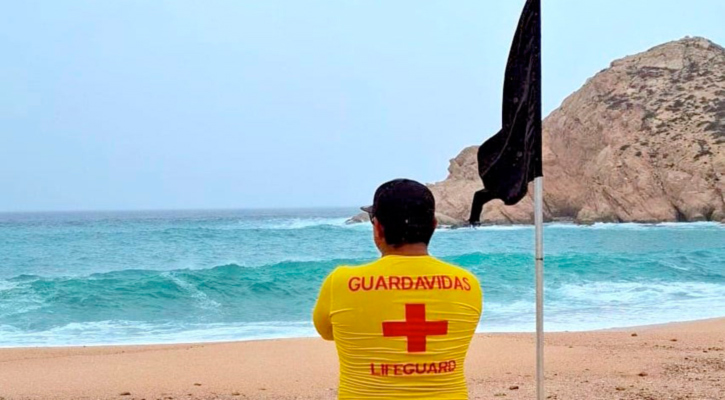 Mantienen operativos de búsqueda tras reporte de extranjero arrastrado por oleaje en Los Cabos