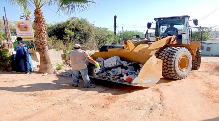 Retiran más de 40 toneladas de ramas y cacharros en La Ribera