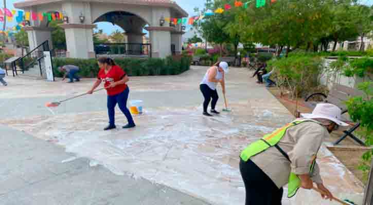 Limpian la plaza pública Amelia Wilkes en CSL