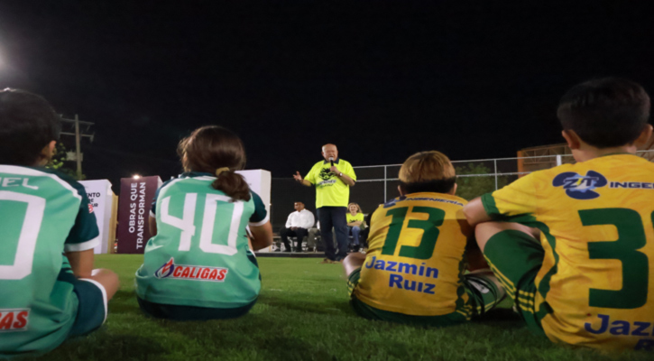 Entrega gobernador Víctor Castro rehabilitación del campo de futbol 7 en la Unidad Deportiva Nuevo Sol, en La Paz