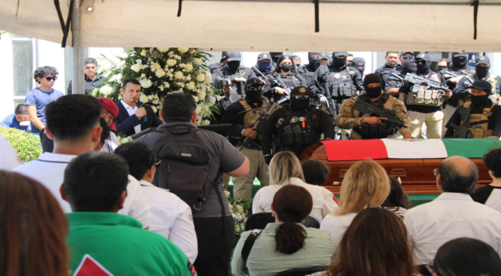 Con honores y aplausos despide la PGJE al comandante Mario Quezada