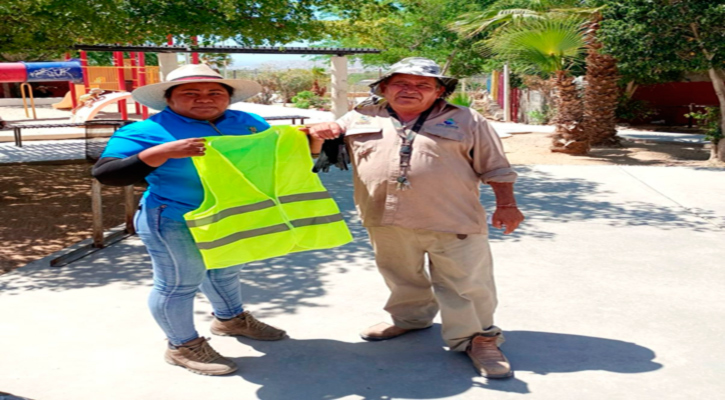 Entregan guantes y chalecos a trabajadores de Parques y Jardines en CSL