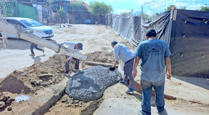 Rehabilitan descargas sanitarias en la avenida Constituyentes y de la escuela Bicentenario en CSL