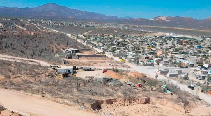 Invasores de arroyos en Los Cabos construyen con block y concreto; desviarían cauces