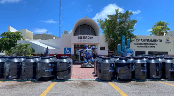 Entregó alcalde Christian Agúndez 100 tinacos y agua potable en pipas para familias de la colonia López Obrador en CSL