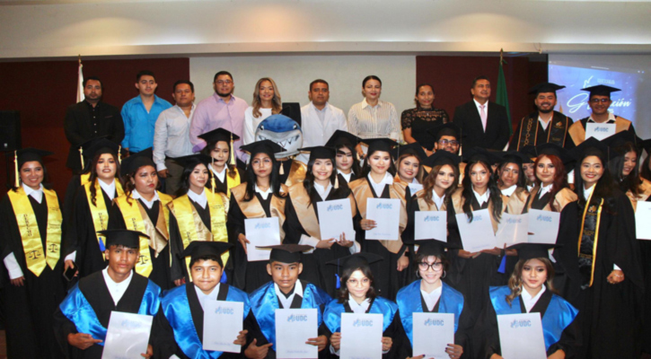 Entregan diplomas y certificados a egresados de la Universidad y Preparatoria de Los Cabos