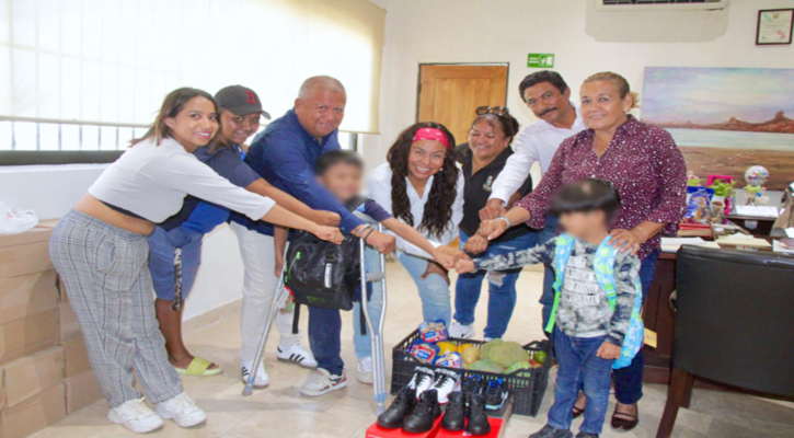 Entrega Delegada útiles escolares, alimentos y material deportivo a familia de CSL