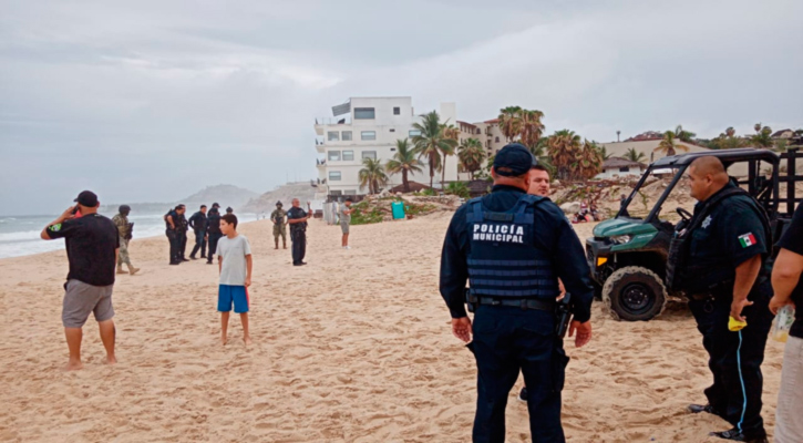 Alrededor de 100 personas fueron retiradas de playas en Los Cabos por querer nadar en plena tormenta
