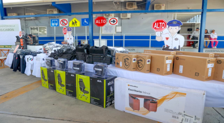 Entregan autoridades uniformes y equipamiento a elementos de Seguridad Pública de Los Cabos