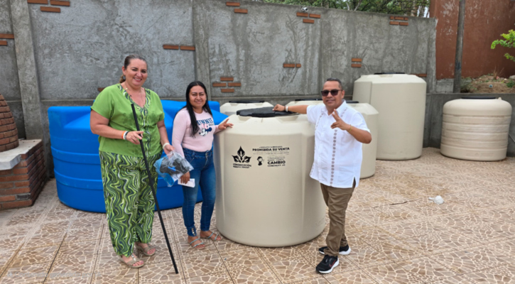 Impulsa regidora Marisela Montaño entrega de tinacos y cisternas para familias de Los Cabos