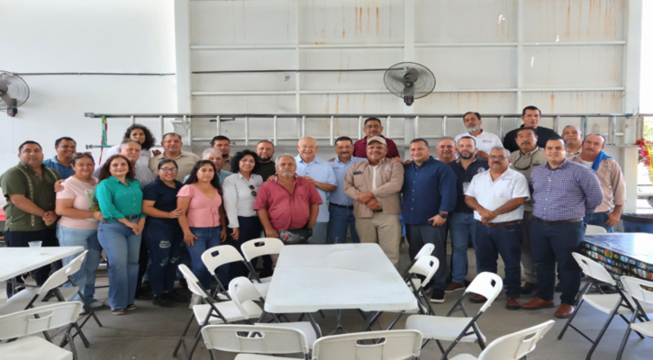 Reconoce el gobernador Víctor Castro a trabajadores que realizan la decoración patria 2025