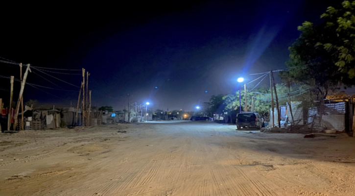Instala Ayuntamiento de Los Cabos el poste número 100 de alumbrado público solar en CSL