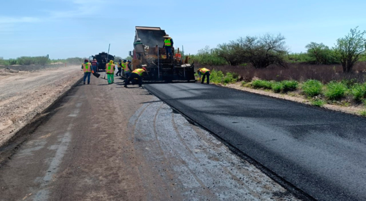 Trabaja gobierno de BCS en rehabilitación de caminos en Comondú