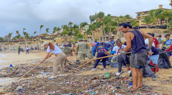Unen esfuerzos Ayuntamiento de Los Cabos y ciudadanía para limpiar playa El Médano tras huracán “Lorena”