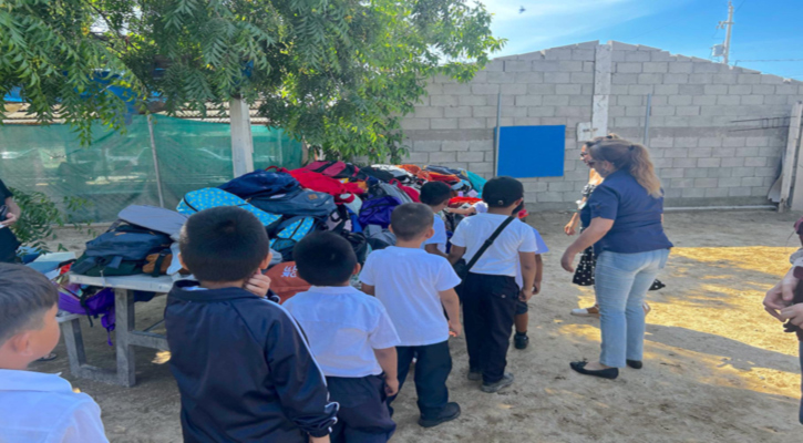 Entregan más de 170 mochilas a estudiantes de la escuela Nueva Creación en CSL