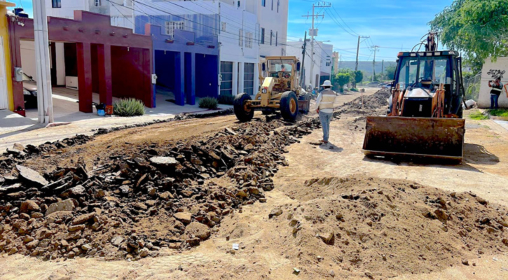 Ayuntamiento de Los Cabos e iniciativa privada inician construcción con concreto asfáltico en vialidad de Arcos del Sol