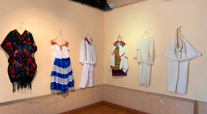 Presentan exposición de trajes típicos mexicanos en el Teatro Juárez, en La Paz