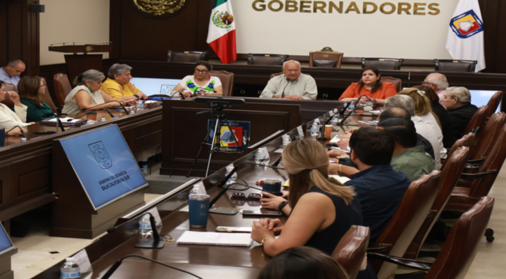 Encabeza gobernador Víctor Castro reunión de evaluación tras el paso del huracán “Lorena”
