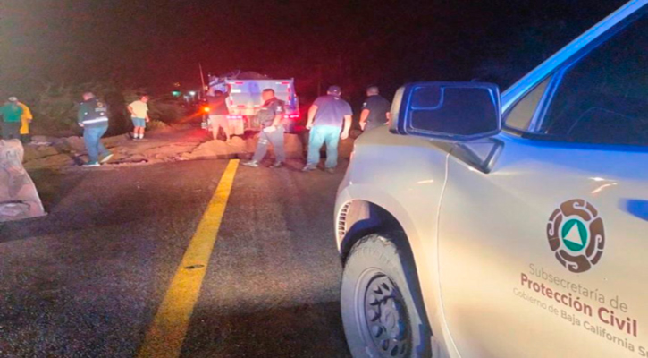 Trabajan autoridades en restablecimiento de circulación tras socavón en carretera La Paz-Todos Santos