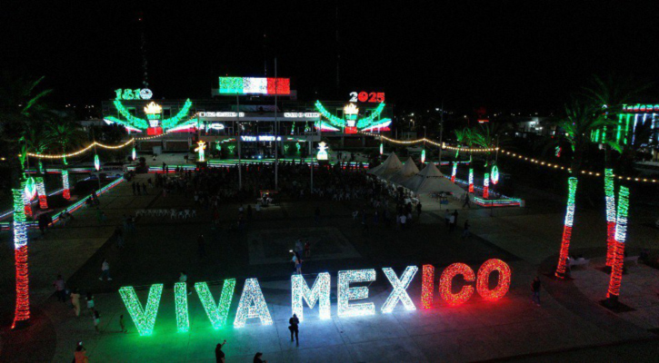 Adornan con colores patrios la plaza de la Reforma de Gobierno BCS