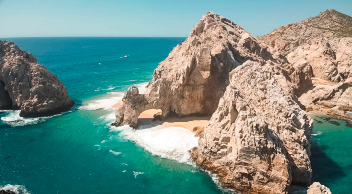 Exhorta Zofemat Los Cabos a no transitar en la formación de la franja de arena bajo el Arco de CSL
