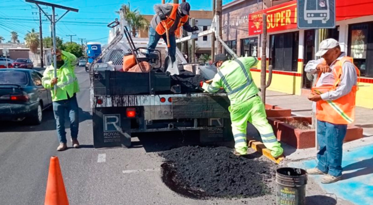 Va el Gobernador por más asfalto de PEMEX para bacheo y repavimentación de calles