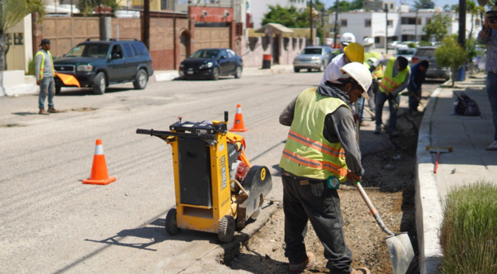 Rehabilita Ayuntamiento de Los Cabos calle de la colonia El Chamizal a través del programa “Caza Baches” Rehabilita Ayuntamiento de Los Cabos calle de la colonia El Chamizal a través del programa “Caza Baches”
