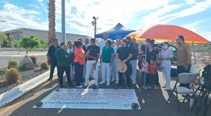 “Svarch, ponte a trabajar”, claman trabajadores de IMSS Bienestar en bloqueo al Centro de Convenciones de La Paz