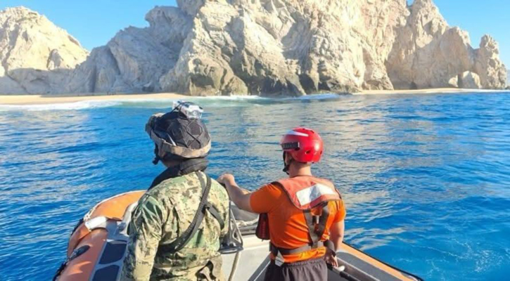 Ayuda Marina a joven lesionado en playa El Divorcio en Cabo San Lucas