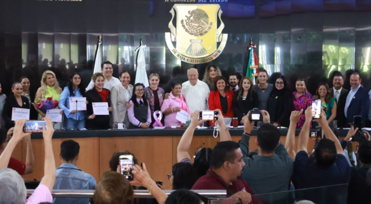 Reconoce el Gobernador y el Congreso del Estado a Martha Candelaria Reyes con la medalla “Dionisia Villarino”