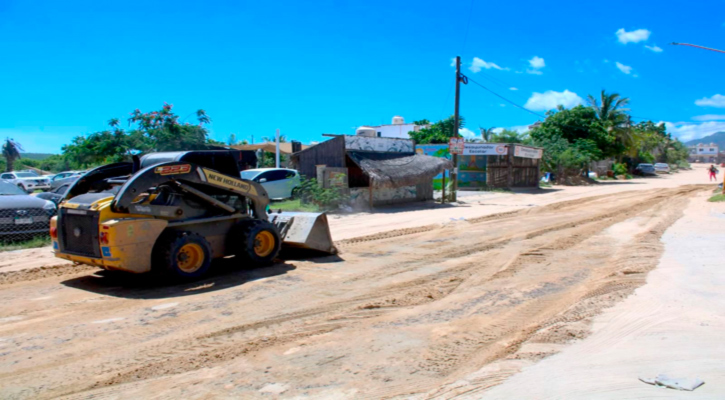 Mantiene Servicios Públicos de Los Cabos trabajos permanentes de nivelación de calles y liberación de caminos vecinales