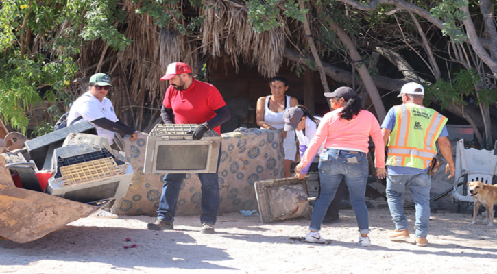 Retiran toneladas de cacharros en jornada de limpieza en la colonia Márquez de León, en La Paz